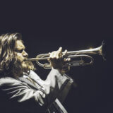Aristide DAGOSTINO joue de la trompette